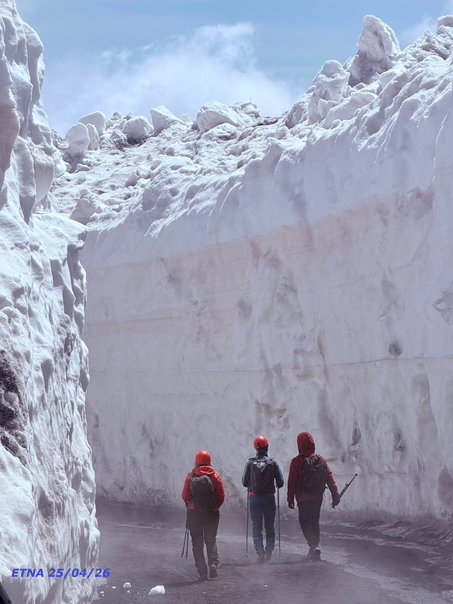 Dedicato allo SPETTACOLO di MADRE NATURA,
osservate ieri sull’ETNA, quali accumuli di
NEVICATE esistano…da NON credere –
Sono di un’altezza vicino agli 8 metri, siamo
semplicemente sbalorditi, sono NEVICATE
proprio ancora da RECORD, se osservate la STRATIFICAZIONE,
vi potete accorgere, che QUI ha nevicato per
tutto l’INVERNO, anche qualche giorno fa,
anche se si scrive che NON Nevica proprio piu’ al SUD,
sarebbe ora di piantarla con le BUGIE a senso unico…
Quindi la NEVE e’ stata super ABBONDANTE al NORD
sulle ALPI, con PIEMONTE e LOMBARDIA e LIGURIA in RECORD, 
poi anche in APPENNINO,
con il RECORD strabiliante di ABRUZZO e MOLISE e 
anche in SICILIA, di piu’ MADRE NATURA proprio
NON potrebbe fare, qui siamo alla latitudine della
TUNISIA e del NORD AFRICA…
Ricordando che le NEVICATE sono sempre state un
INDICATORE dell’INVERNO, sull’ITALIA e lo SCI,
anche quest’Anno, e’ ancora in BOOM di durata e presenze,
ma anche di questo proprio NON si dice un bel NULLA,
mentre il 1985, tanto esaltato, era stato
un INVERNO molto MITE, l’unica ANOMALIA era stata
l’ORSO SIBERIANO di circa una settimana, in GENNAIO…