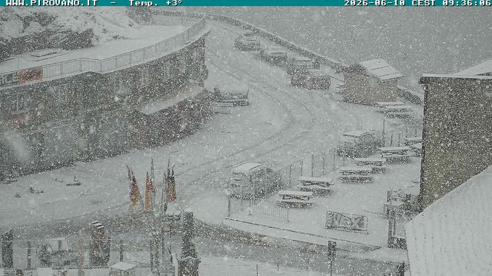 Ancora le perenni OPERE di MADRE NATURA e di un VORTICE POLARE gravemente MALATO, va studiato di piu’ e meglio, assieme alle PIEGHE gelide della TROPOPAUSA…
NEWSLETTER giu 10, 2026 –
FLASH dedicato alla GRANDEUR di MADRE, il passo STELVIO

oggi 10 GIUGNO, all’opposto della HP AFRICANA…

NEVICATE simil INVERNALI, ma nevica anche in altre zone,

sono tutte le opere di MADRE NATURA e del suo

VORTICE POLARE molto, anzi troppo ATTIVO, anche

in GIUGNO, la causa ne e’ il FINAL STRATWARMING 10,

che persevera troppo a LUNGO persino in GIUGNO, in ESTATE –

Queste sono COSE, che la gente deve sapere, NON nascoste,

con molte fonti che vanno tolte da fare previsioni,

oramai hanno stancato, ma continuano imperterriti e convinti,

la colpa sta nella gente che li segue, pura verita’, deja’ dit