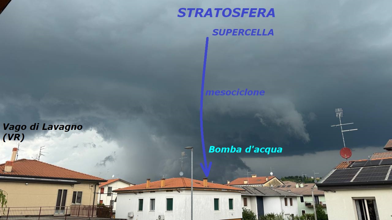 Come sempre comanda MADRE NATURA e le sue INFINITE opere del FREDDO e del MALTEMPO, questa l’Evoluzione di una GOCCIA FREDDA e suo MESOCICLONE, poco fa a VERONA…
NEWSLETTER SierraPapaMeteo giu 02, 2026 –
FLASH dedicato allo STUDIO della VERA METEO e

dei fenomeni del FREDDO di MADRE NATURA…

Questa una SUPERCELLA che si e’ generata poco fa

a Vago di Lavagno prov.VR, osservate come la

STRATOSFERA ad oltre 10 Km. di altezza, abbia

generato una nuova GOCCIA FREDDA, con la sua

anima turbolenta da un MESOCICLONE, che ha dapprima

formato WALL CLOUDs Tornadici, che poi si sono

sfogati in una BOMBA d’ACQUA da manuale…

Tutto questo poi al posto della HP AFRICANA

e ad OLTRANZA, che ci veniva imposta ovunque e con

convinzione, invece siamo all’OPPOSTO e con grosso MALTEMPO…