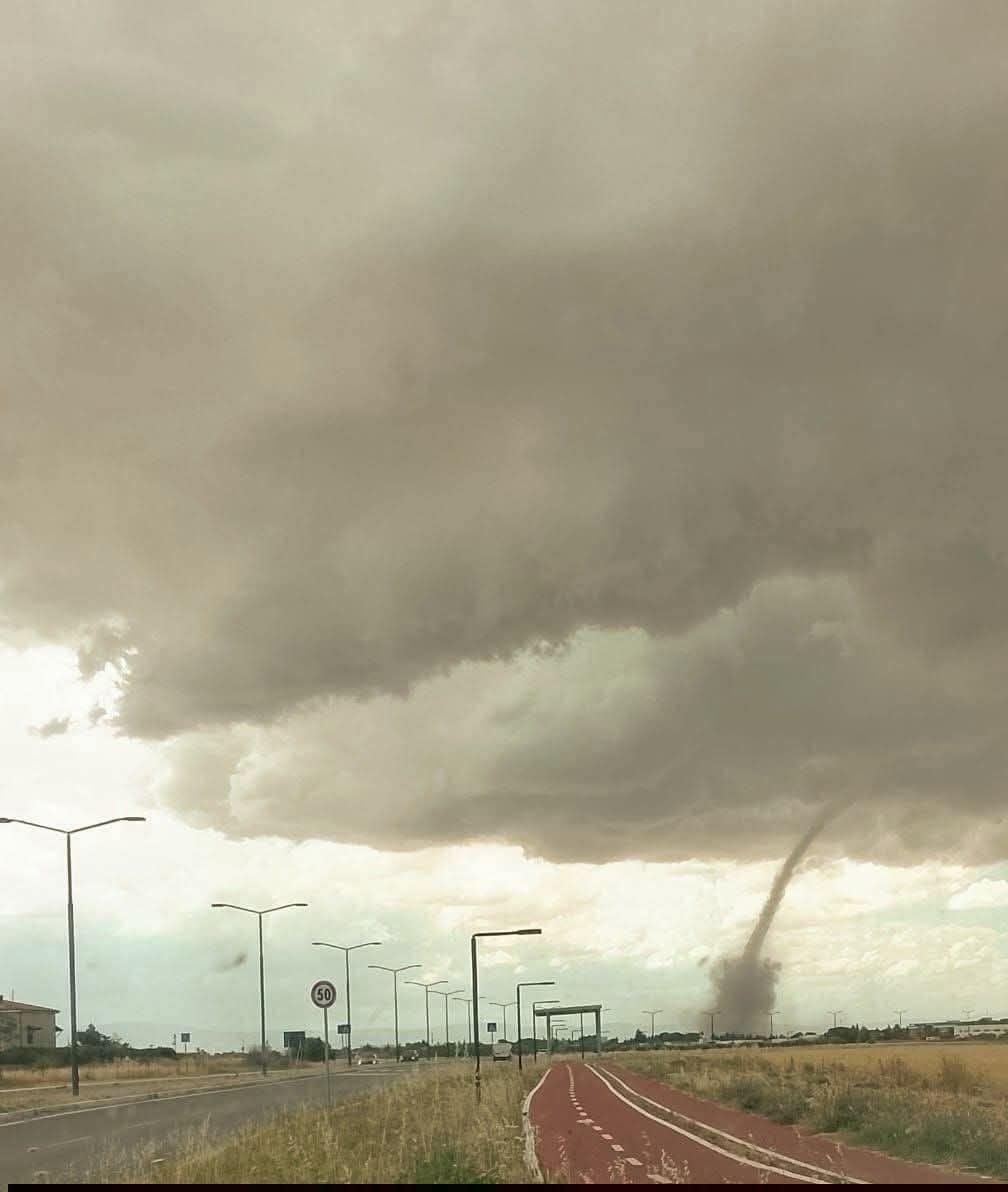 TORNADO a FOGGIA e NON HP AFRICANA, con MESOCICLONE, ma scherziamo davvero, a rischio la VITA anche delle persone, certe fonti vanno ISOLATE o bannate, sono fasulle –
NEWSLETTER SierraPapaMeteo giu 16, 2026